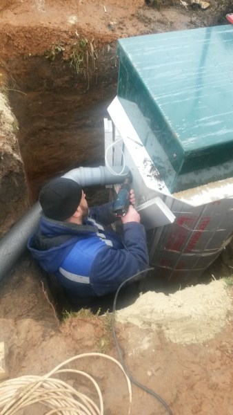 Подводим сеть канализации к септику Евробион, проверка и запуск. Подводим сеть канализации к септику Евробион, проверка и запуск.