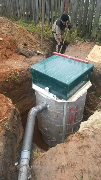 Засыпаем котлован с Септиком Евробион песком. Засыпаем котлован с Септиком Евробион песком.